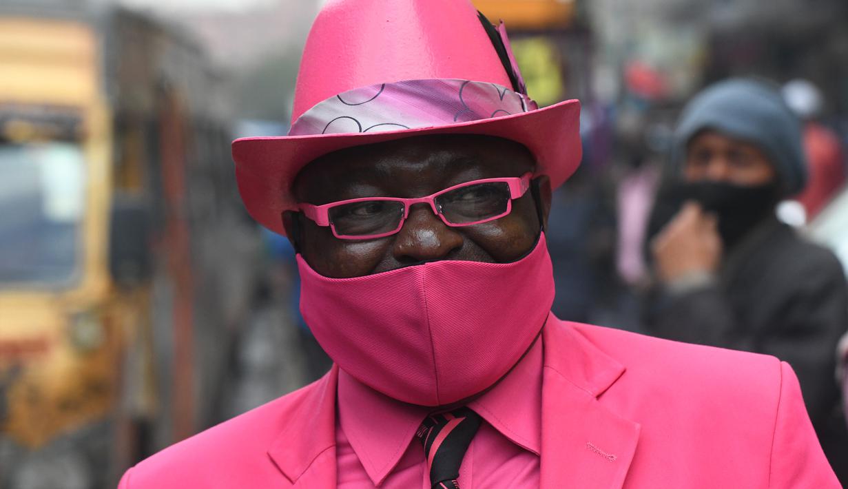 Fashionista Kenya, James Mwangi Maina berjalan-jalan sambil memamerkan setelan jasnya yang senada dengan pakaian dan aksesorisnya, termasuk masker di Nairobi, 5 Agustus 2020. Mwangi mengklaim memiliki 160 jas, lebih dari 200 pasang sepatu, dan 300 topi dengan beragam warna. (Simon MAINA/AFP)
