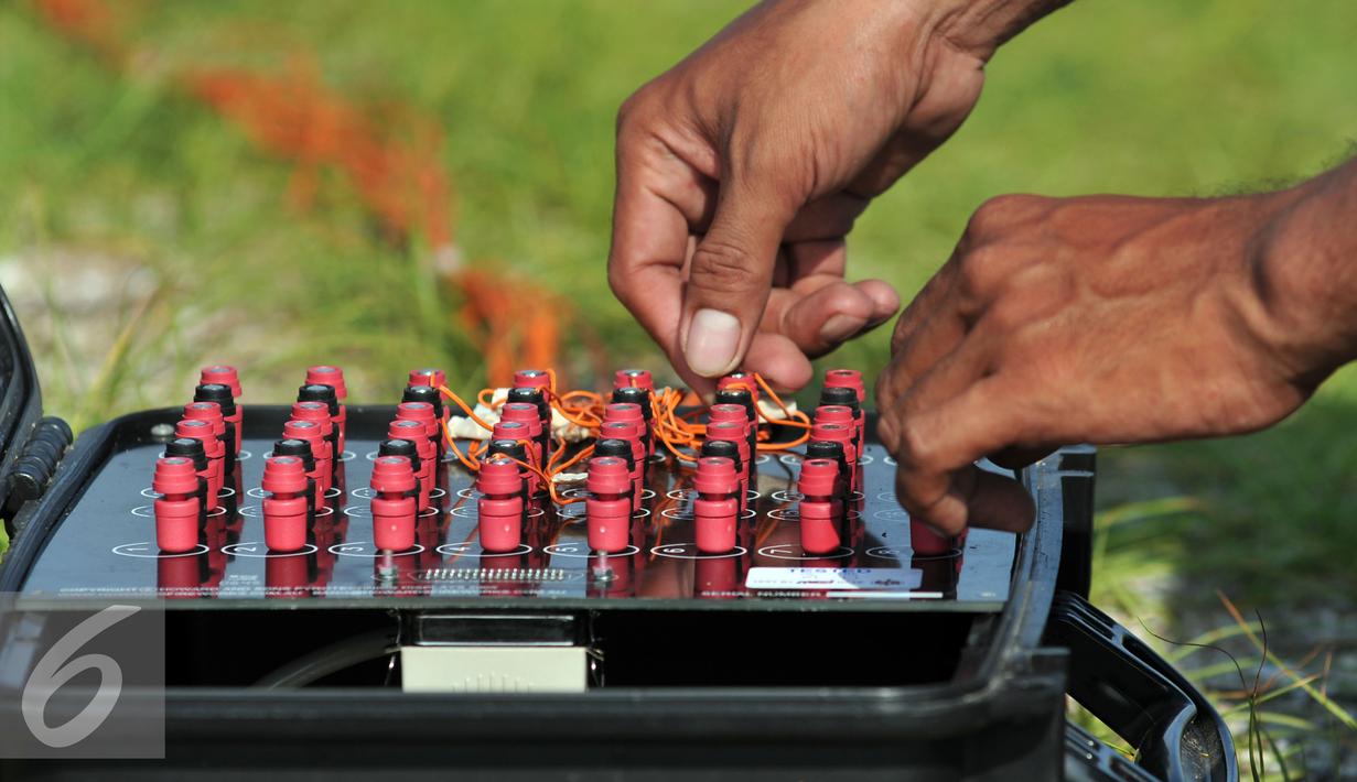 Petugas melakukan pengecekan memastikan jaringan pengatur kembang api bisa berjalan lancar, Jakarta, Rabu (30/12). SCTV bersama Ancol merayakan malam pergantian tahun 2015-2016 dengan menampilkan Musical Fireworks. (Liputan6.com/Yoppy Renato)