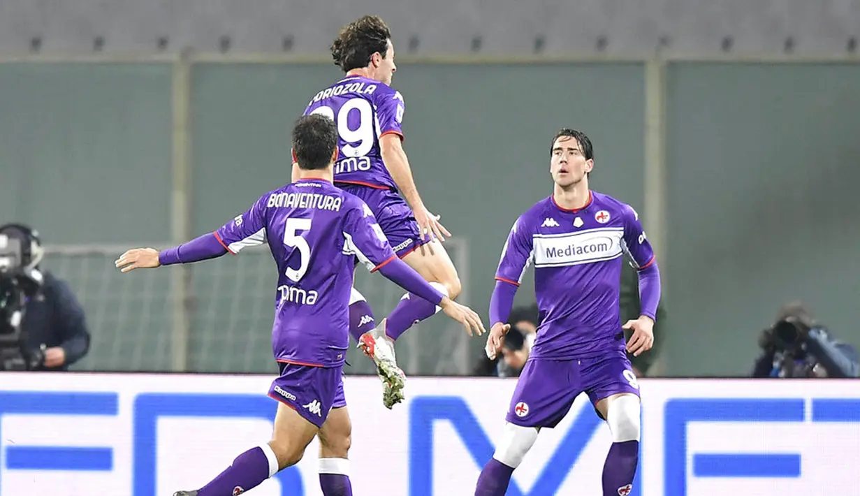 Pemain Fiorentina Alvaro Odriozola (tengah) melakukan selebrasi usai mencetak gol ke gawang Genoa pada pertandingan Liga Italia di Stadion Artemio Franchi, Firenze, Italia, 17 Januari 2022. Fiorentina menang 6-0. (Tano Pecoraro/LaPresse via AP)