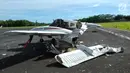 Puing pesawat latih yang jatuh di Bandara Tunggul Wulung, Cilacap, Jawa Tengah, Selasa (20/3). Satu pilot tewas dalam kecelakaan tersebut. (Liputan6.com/HO)