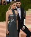 Keseriusan menjalin hubungan nampaknya terlihat di kisah cinta Zayn Malik dan Gigi Hadid. Usai menjalani tur, Gigi mengajak Zayn untuk berkunjung ke rumahnya di Los Angeles bertemu sang ibu. (AFP/Bintang.com)