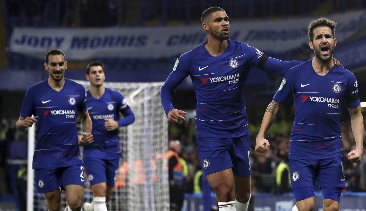 Gelandang Chelsea, Cesc Fabregas, melakukan selebrasi usai membobol gawang Derby County pada Piala Liga Inggris di Stadion Stamford Bridge, Kamis (1/112018). Chelsea menang 3-2 atas Derby County. (AP/Nick Potts)