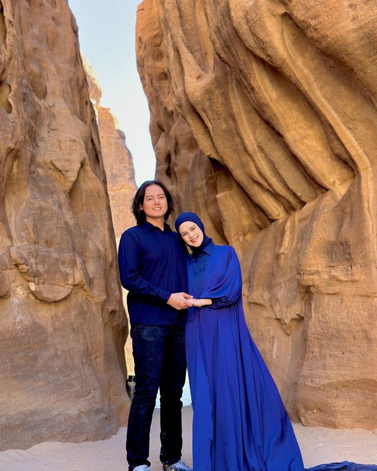 Al Ula kini dikenal sebagai destinasi wisata yang menawarkan keindahan alam dan budaya. Formasi batu pasir yang menakjubkan menarik banyak pengunjung untuk menjelajahi warisan budaya daerah tersebut.<br>