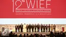 Presiden RI, Jokowi bersama pimpinan dan perwakilan negara peserta befoto bersama usai Pembukaan World Islamic Economic Forum ke-12 di Jakarta, Selasa (2/8). Pertemuan KTT WIEF ke-12 Tahun 2016 berlangsung 2 - 4 Agustus. (Liputan6.com/Faizal Fanani)