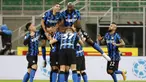 Para pemain Inter Milan merayakan gol yang dicetak oleh Christian Eriksen ke gawang AC Milan pada laga perempat final Coppa Italia di Giuseppe Meazza, Selasa (26/1/2021). Inter Milan menang dengan skor 2-1. (AP/Antonio Calanni)