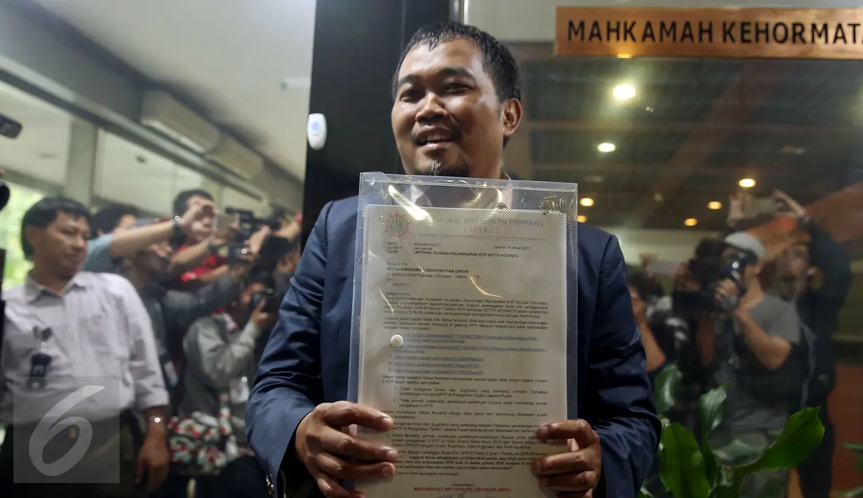 Koordinator Masyarakat Anti Korupsi Indonesia (MAKI) Boyamin Saiman (kanan) menyerahkan laporan ke Mahkamah Kehormatan Dewan (MKD) DPR, Jakarta, Kamis (16/3). Ketua DPR Setya Novanto dilaporkan terkait kasus korupsi e-KTP. (Liputan6.com/Johan Tallo)