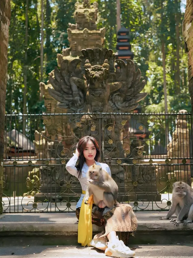 Fuji Utami foto bareng bestie di Bali