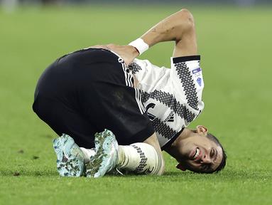 Pemain Juventus, Di Maria, meringis kesakitan saat melawan Napoli pada laga Liga Italia di Stadion  Diego Armando Maradona, Naples, (13/1/2023). Juventus resmi mendapatkan hukuman dari Federasi Sepak Bola Italia (FIGC). Bianconeri dihukum pengurangan poin hingga 15 poin di Serie A Liga Italia 2022/2023. (Alessandro Garofalo/LaPresse via AP)
