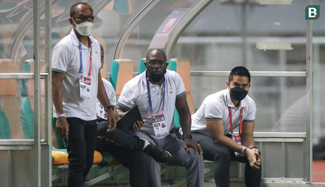 CEO Persis Solo, Kaesang Pangarep (kanan) ikut menyaksikan laga final Liga 2 2021 bersama manajer tim, Jacksen F. Tiago saat menghadapi Rans Cilegon FC di Stadion Pakansari, Bogor, Kamis (30/12/2021). (Bola.com/Bagaskara Lazuardi)