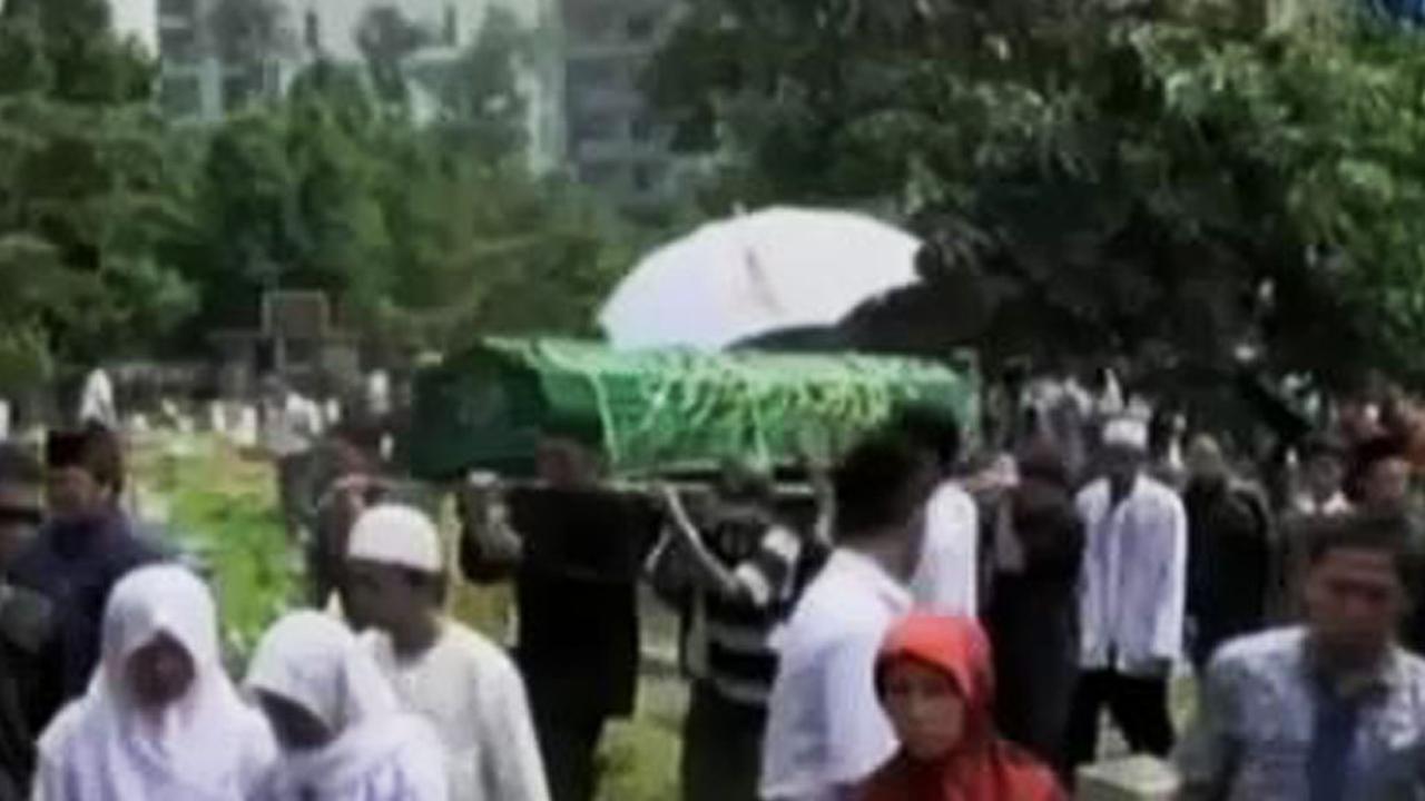 VIDEO: Korban Tewas Tertimpa Tembok di Tebet Dimakamkan