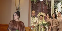 Febby Rastanty dapat kehormatan untuk jadi bridesmaid di pernikahan dua sahabatnya. Back to back jadi bridesmaid, Febby Rastanty tampil totalitas dengan gaya yang anggun [@febbyrastanty]