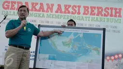 Luhut Binsar Panjaitan menujuk peta saat memberikan sambutan dalam peringatan Hari Bumi di kawasan pesisir Cilincing, Jakarta Utara, Sabtu (6/4). Acara itu bertajuk Gerakan Aksi Bersih Dalam Rangka Memperingati Hari Bumi. (Liputan6.com/Immanuel Antonius)