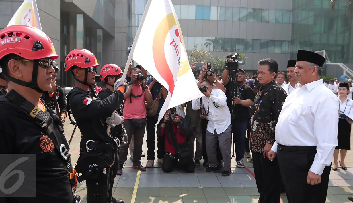 Dirut PLN Sofyan Basir (kanan) dan mantan Komisioner KPK, Chandra M Hamzah menghadiri peringatan Hari Listrik Nasional ke-70 di Gedung PLN Pusat Jakarta, Selasa (27/10). Peringatan ini bertema "Bersama Menerangi Nusantara". (Liputan6.com/Angga Yuniar)