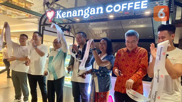 Kenangan Coffee sebagai merek dagang internasional dari Kopi Kenangan yang ada di Indonesia, secara resmi hadir di Singapura dengan gerai pertama berlokasi di Raffles City Shopping Centre.