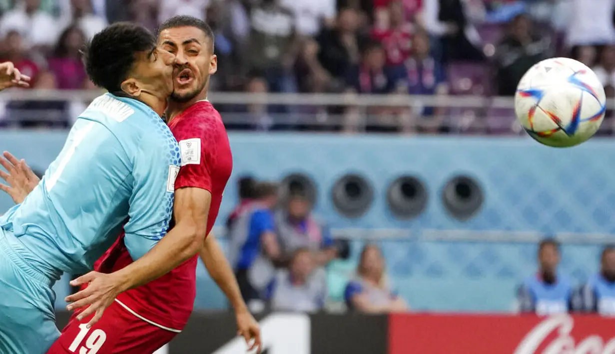 Kiper Iran, Alireza Beiranvand, harus meninggalkan lapangan lebih cepat saat melawan Inggris pada laga pertama Grup B Piala Dunia 2022 di Stadion Khalifa, Senin (21/11/2022). (AP/Alessandra Tarantino)