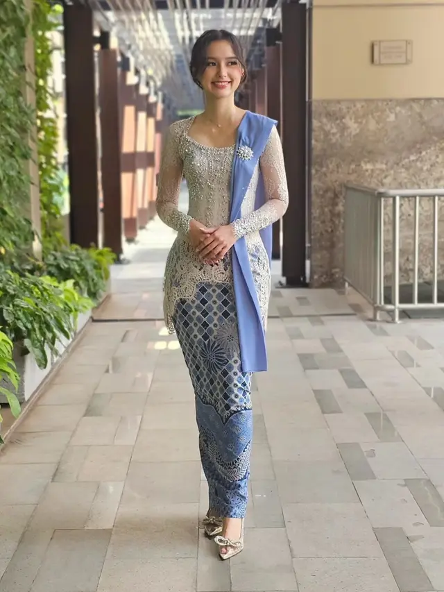 Gaya berkebaya Sarah Menzel