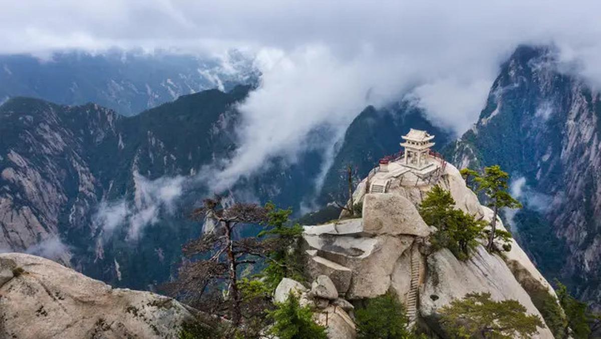 Tren Sewa Teman Naik Gunung di China, Makin Tampan Bayarannya Makin Mahal
