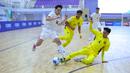 Pemain Timnas Futsal Indonesia, Imam Anshori berduel dengan pemain Malaysia di Piala AFF Futsal 2026 yang bertempat di Nonthaburi Sports Complex Gymnasium, Thailand, Selasa (7/4/2026). (Dok. FFI)