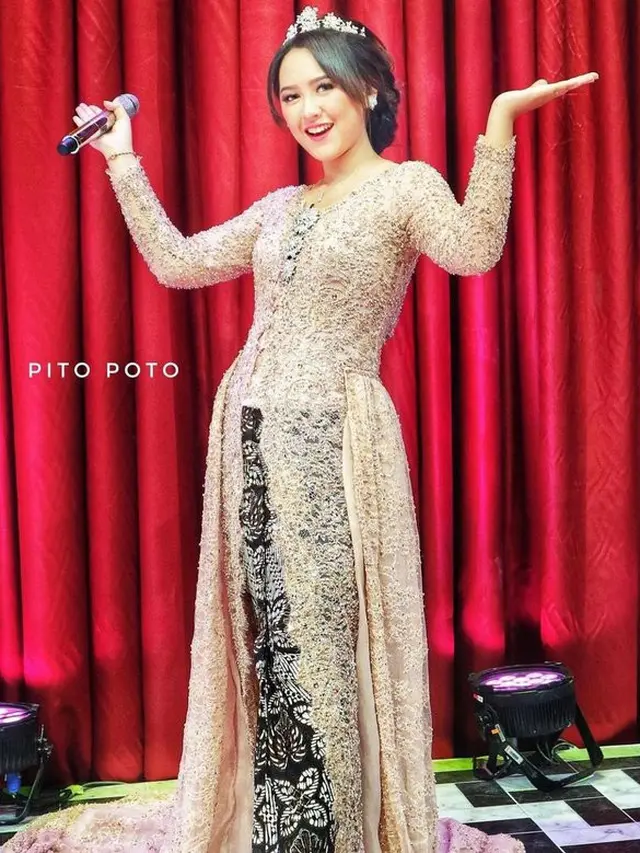 6 Potret Happy Asmara Pakai Kebaya, Dipuji Makin Aggun