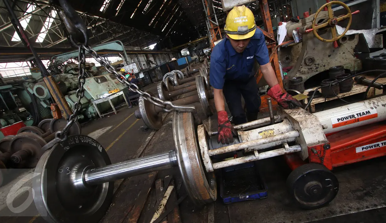 Pekerja melakukan pengecekan onderdil kereta di Balai Yasa, Manggarai, Jakarta, Senin (20/6). Jelang arus mudik lebaran, PT KAI terus berupaya menjaga kenyamanan dan keamanan bagi para penumpang. (Liputan6.com/Immanuel Antonius)