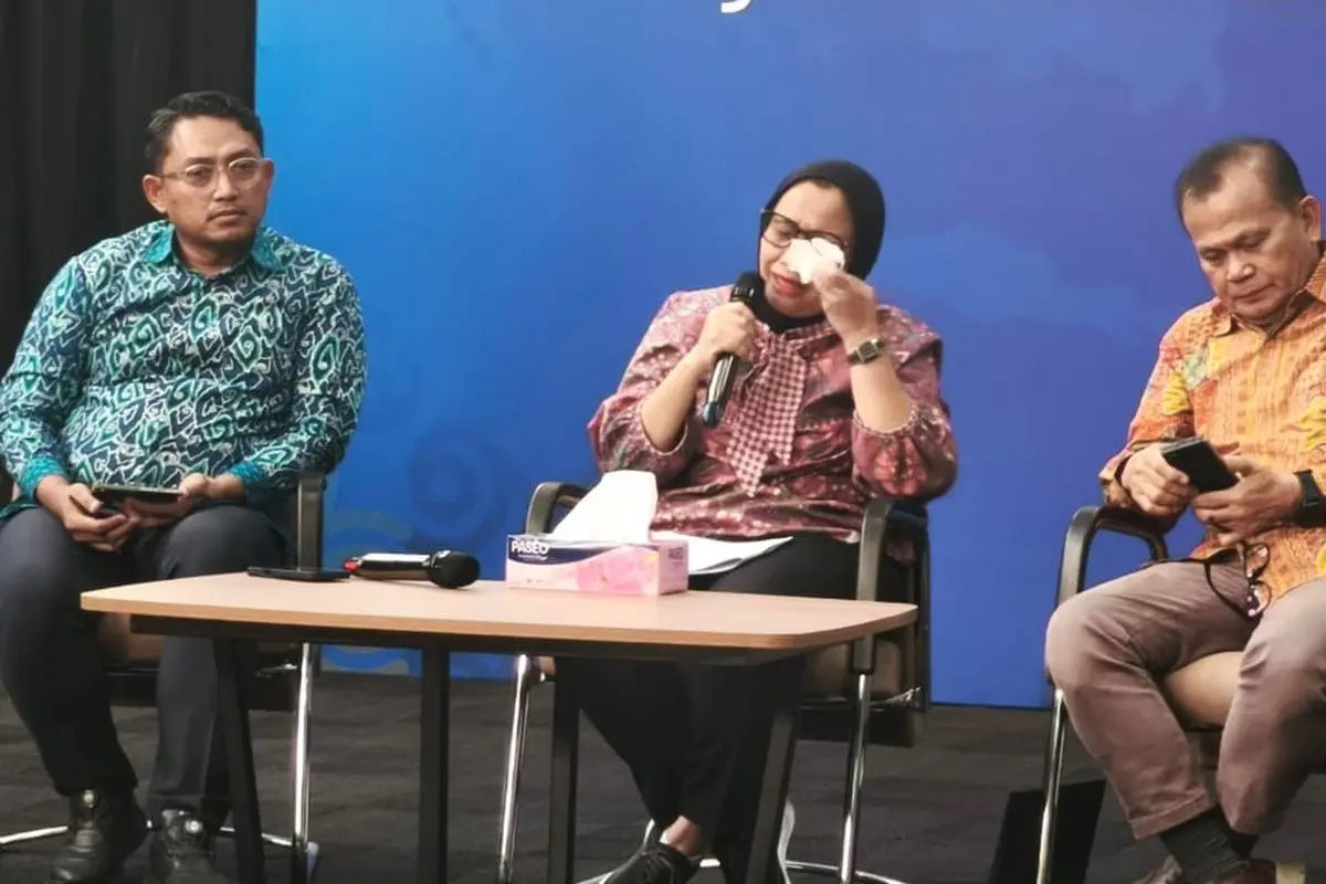 Wakil Kepala Badan Gizi Nasional (BGN) Nanik S. Deyang tak kuasa menahan air matanya saat menjelaskan dan meminta maaf soal kasus dugaan keracunan akibat MBG yang terjadi di sejumlah wilayah Indonesia.