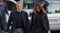Mantan Presiden Prancis Nicolas Sarkozy dan istrinya, Carla Bruni-Sarkozy, meninggalkan rumah mereka di Paris pada Selasa (21/10/2025). Sarkozy menuju penjara untuk menjalani hukuman atas kasus pendanaan ilegal kampanye pemilihannya tahun 2007, yang diduga berasal dari Libya. (Dok. AP/Thibault Camus)&nbsp;&nbsp;&nbsp;