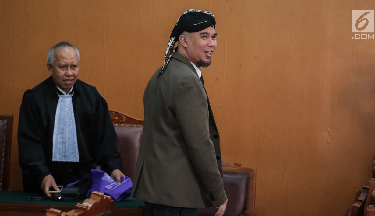Terdakwa Ahmad Dhani usai menjalani sidang lanjutan atas kasus ujaran kebencian di Pengadilan Negeri Jakarta Selatan, Senin (19/11). Tim penasihat hukum Ahmad Dhani menyetujui tawaran penundaan sidang. (Liputan6.com/Faizal Fanani)