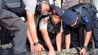 Tim Gegana Satuan Brimob Polda Kalbar mengevakuasi sebuah mortir udara, yang ditemukan oleh warga, di Polsek KP3L, Pontianak, Kalbar.(Antara)