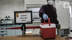 Tim medis menerima sampel Swab Test dari pihak Puskesmas di Laboratorium Kesehatan Daerah (Labkesda) DKI Jakarta, Selasa (4/8/2020). Labkesda DKI yang berjejaring dengan 47 lab se-Jakarta dalam sehari mampu menguji hampir 10.000 spesimen Covid-19 dengan metode PCR. (merdeka.com/Iqbal Nugroho)