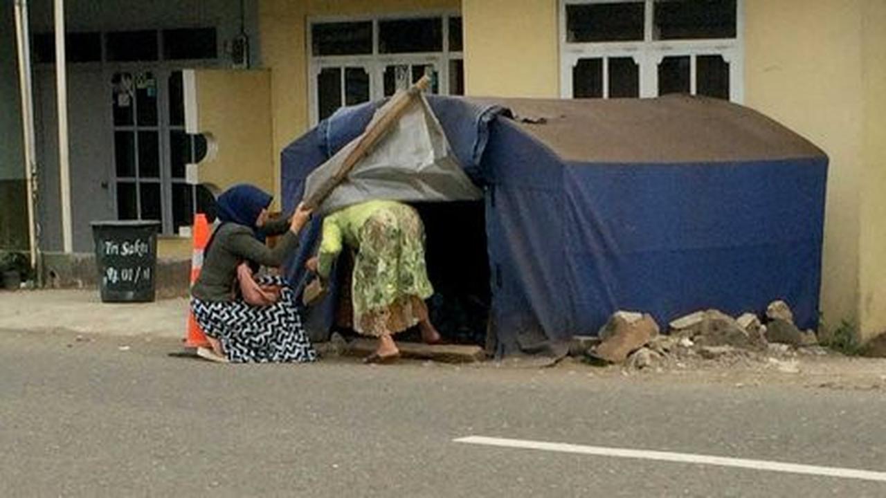 Tak semua orang bisa masuk ke dalam tenda Mbah Fanani