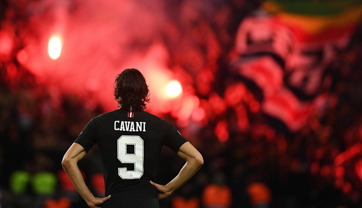 Para suporter PSG menyalakan flare merayakan kemenangan atas Red Star pada laga Liga Champions di Stadion Parc des Princes, Paris, Rabu (3/10/2018). PSG menang 6-1 atas Red Star. (AFP/Franck Fife)