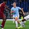 Gelandang Lazio, Fisayo Dele-Bashiru (kedua kanan) berebut bola dengan Gianluca Mancini (AS Roma) saat laga pekan ke-32 Serie A Italia musim 2024/2025 di Stadion Olimpico, Roma, 13 April 2025 atau Senin (14/4/2025) dini hari WIB. (Tiziana FABI/AFP)