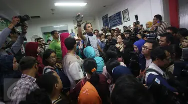 Sejumlah orangtua yang anaknya menjadi korban vaksin palsu kembali mendatangi RS Harapan Bunda, Jakarta, Jumat (15/7). Mereka meminta manajemen rumah sakit berani mempertanggungjawabkan perbuatannya dan tidak bungkam. (Liputan6.com/Immanuel Antonius)