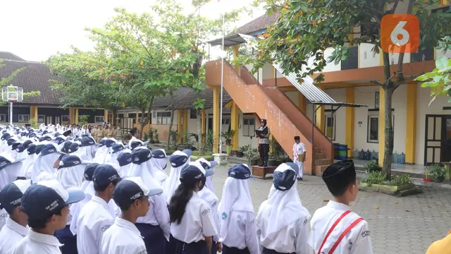 Edukasi Pelajar Sekolah Menengah Pertama Dilarang Mengendarai Sepeda Motor