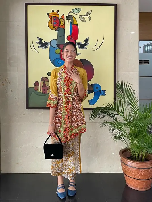 Rania Maheswari Yamin juga tampil memukau dengan kebaya super cantik bernuansa mustard dengan bordiran bordir flora yang ramai. Penampilannya dilengkapi dengan kain batik bernuansa kuning, dan ballet shoes biru. [Foto: Instagram/raniaayamin]