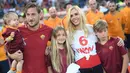 Legenda AS Roma, Francesco Totti, didampingi istri dan anak-anaknya saat laga terakhirnya bersama Serigala Roma di Stadion Olimpico, Roma, Minggu (28/5/2017). Selama 25 tahun Totti berkarier di AS Roma. (EPA/Claudio Peri)