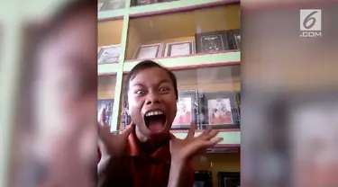 Seorang pria membuat parodi lagu Chandelier by Sia. Videonya viral di media sosial lantaran reaksinya yang bikin ngakak.