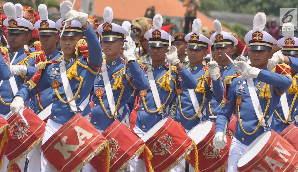 Anggota Korps Marching Band Taruna Akademi Militer TNI memeriahkan pameran alat utama sistem persenjataan (Alutsista) di Lanumad  Ahmad Yani Semarang, Jumat (5/10). Pameran alutsista tersebut dalam rangka memeriahkan HUT Ke-73 TNI. (Liputan6.com/Gholib)