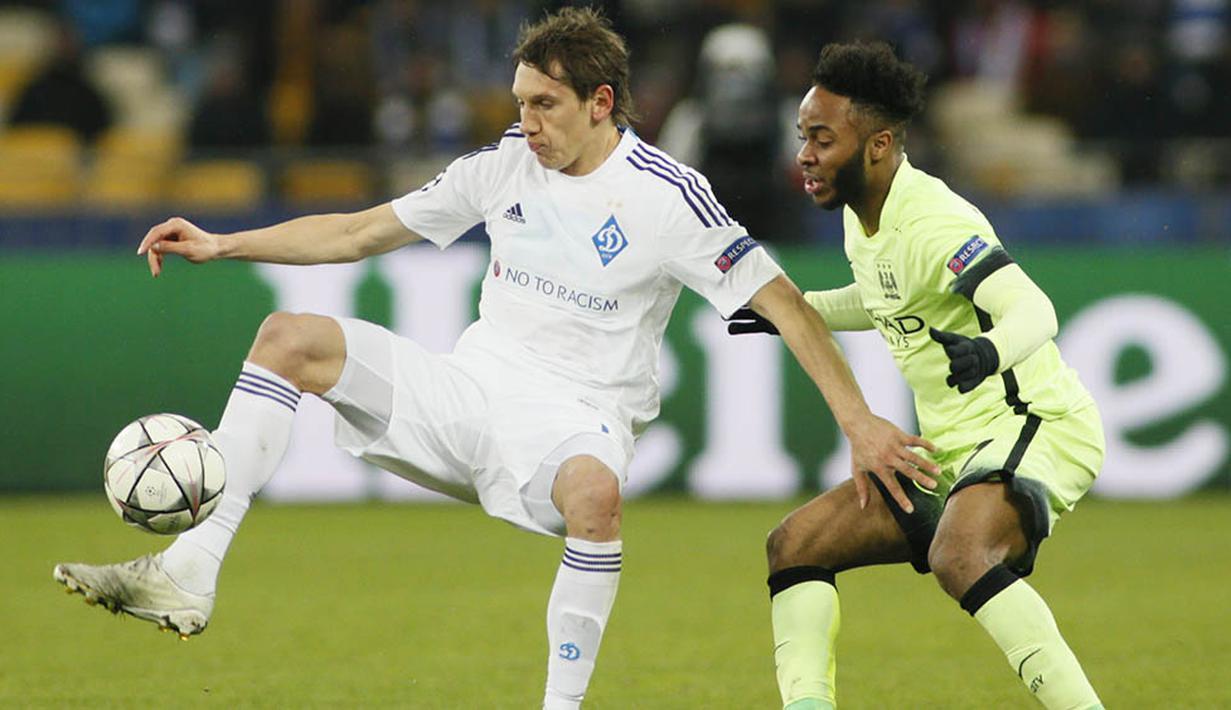 Pemain Dynamo Kiev, Denys Garmash, berusaha melewati gelandang Manchester City, Raheem Sterling. Kalah dan kebobolan tiga gol di kandang membuat peluang Kiev untuk lolos menjadi sangat tipis. (Reuters/Valentyn Ogirenko)