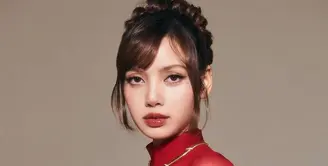 Akhir bulan Oktober lalu, Lisa BLACKPINK terlihat glamor dengan tampilan memikat. Ia tampak terlihat menggunakan Bvlgari Tubogas Collection dari mulai kalung, gelang hingga cincin. Koleksi spesial yang satu ini menggunakan teknik avant-garde, dengan gaya berani, ikonis. Lahir pada tahun 1940-an Bvlgari Tubogas telah menjadi ciri khas brand ini dengan semangat inovatif dan desainnya yang tak lekang oleh waktu. [ Foto doc: Bvlgari ]