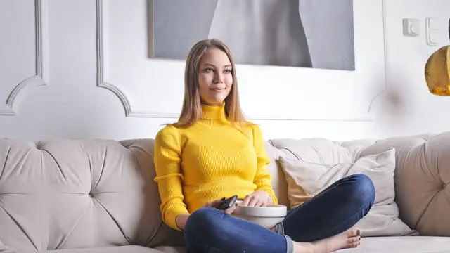 Menonton Film dan Mendengarkan Musik