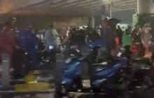 Massa Menumpuk di Perempatan TPU Karet Usai Kabar Pengemudi Ojol Tewas Terlindas Rantis Brimob