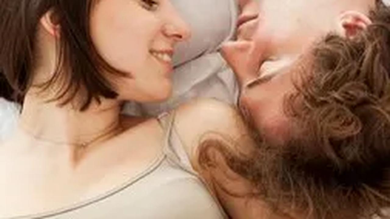Dalam Islam, kegiatan ini dianggap sebagai bentuk ibadah yang melibatkan nafkah batin, penuh dengan rasa sayang, perlindungan, dan cinta kasih.