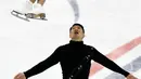 Atlet Ice skating China, Cheng Peng and hao Zhang beraksi selama ikuti kejuaraan skating kategori berpasangan dalam ISU Grand Prix, Moskow, Rusia, Jumat (20/11). Mereka merebutkan Piala Rostelekom. (AFP PHOTO/YURI KADOBNOV)