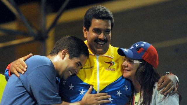 Presiden Venezuela Nicolas Maduro (tengah) bersama anaknya Nicolasito (kiri) dan istrinya (kanan) di sebuah acara di Caracas (AFP/Juan Barreto)