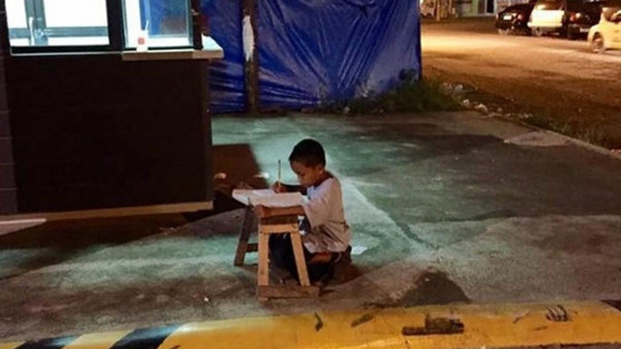 Kisah haru bocah SD belajar di trotoar manfaatkan lampu McDonald