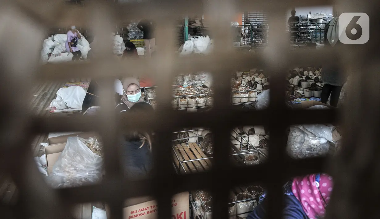 Aktivitas pekerja saat memproduksi kue keranjang Hoki di kawasan Sawangan, Depok, Kamis (20/1/2022). Menjelang Tahun Baru Imlek, industri kue keranjang Hoki milik Kim Hin atau akrab disapa Djohari (66) yang telah dirintis sejak 1988 itu mulai kembali bergeliat. (merdeka.com/Iqbal S Nugroho)
