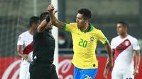 Striker Brasil, Roberto Firmino, merayakan gol yang dicetaknya ke gawang Peru pada laga lanjutan kualifikasi Piala Dunia 2022 zona Amerika Selatan, di Estadio Nacional de Lima, Rabu (14/10/2020) pagi WIB. Brasil menang 4-2 atas Peru. (AFP/Daniel Apuy/pool)