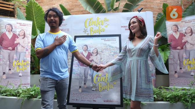 Shandy Aulia dan Dodit Mulyanto saat jumpa pers perilisan teaser poster film di kawasan Sarinah, Jakarta Pusat, Kamis (29/8/2019). (Daniel Kampua/Fimela.com)