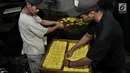 Pekerja menyelesaikan pembuatan tahu di salah satu industri rumahan Semanan, Kalideres, Jakarta, Rabu (19/9). Naiknya dolar AS membawa dampak pada harga kedelai impor yang merupakan bahan baku para produsen tahu di Semanan. (Merdeka.com/Iqbal S Nugroho)